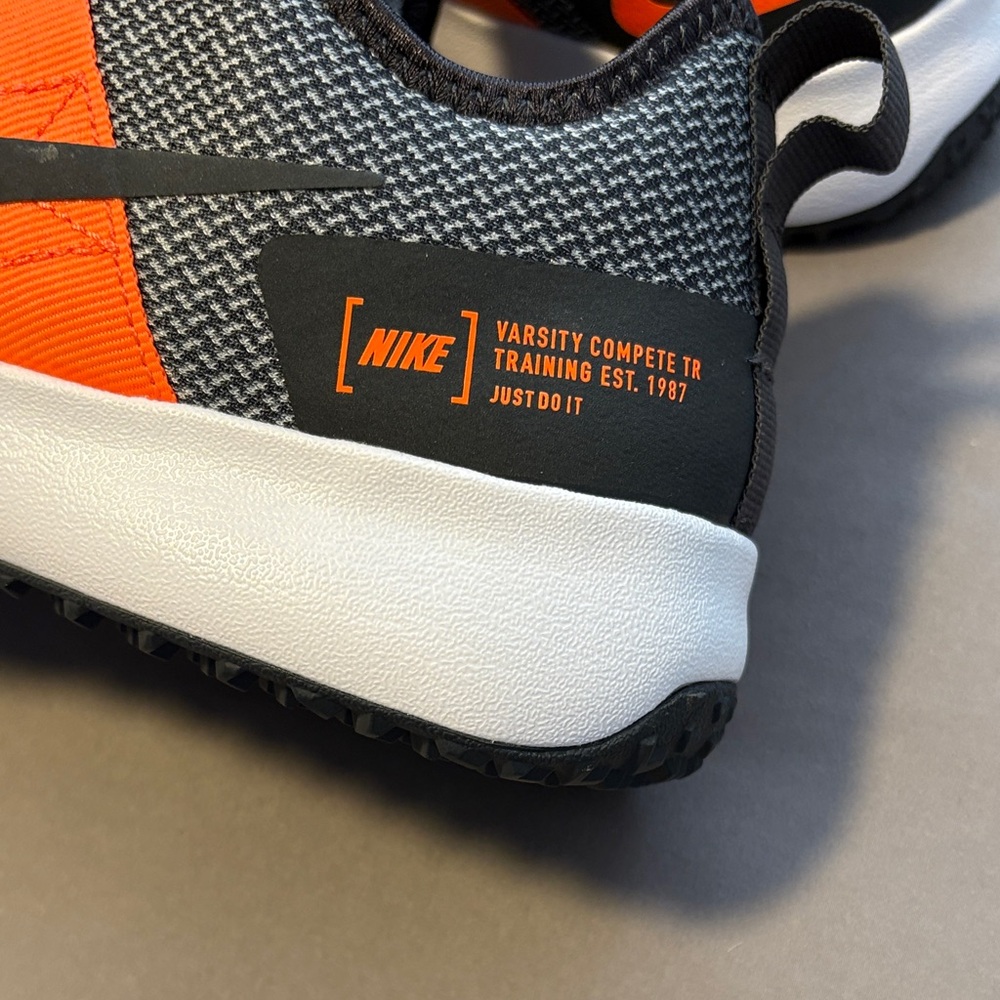 Nike - Picture 3 of 6